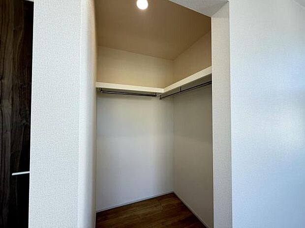 ウォークインクローゼットがあり収納スペースも豊富。季節物もスッキリ片付きそうです。