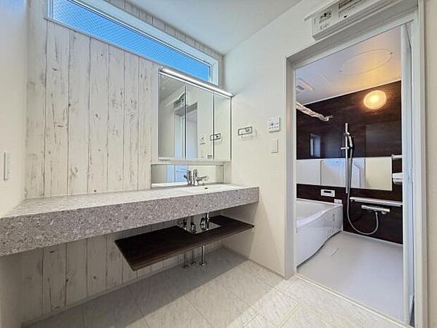 脱衣所は小さなお子様がいるご家庭にも重宝されます。