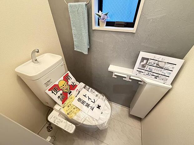 シャワー洗浄機能付のトイレは、清潔感が印象的な空間ですね。