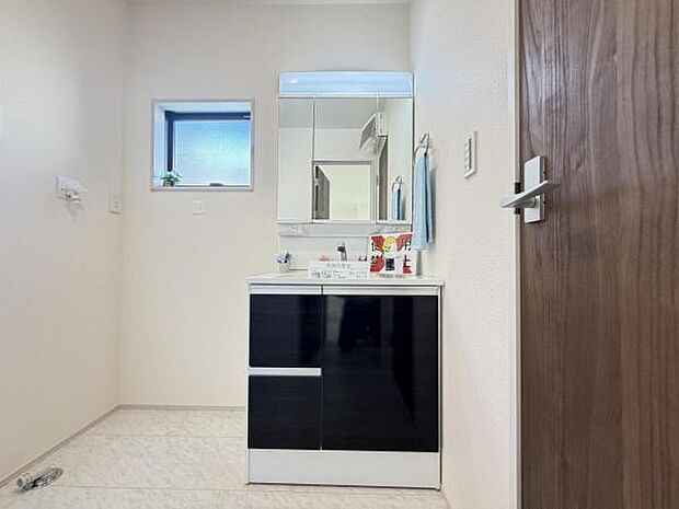 洗面化粧台です。朝の身支度から1日が始まります。