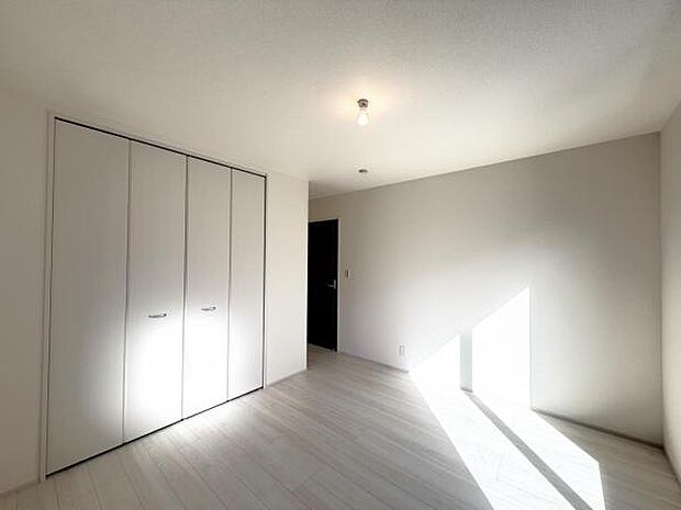 いつでもお部屋をスッキリお使い頂ける収納スペースを設置。