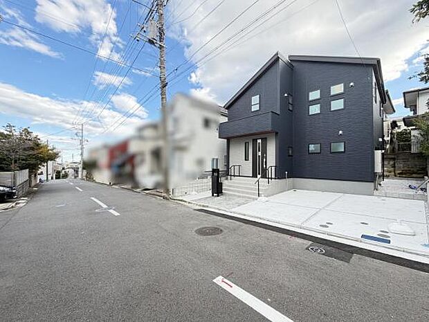 前面道路を含めた現地写真です。