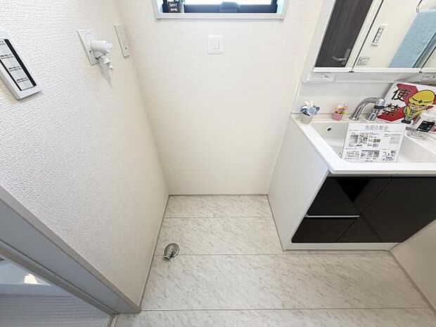 独立洗面台の横にはランドリースペースがございます。