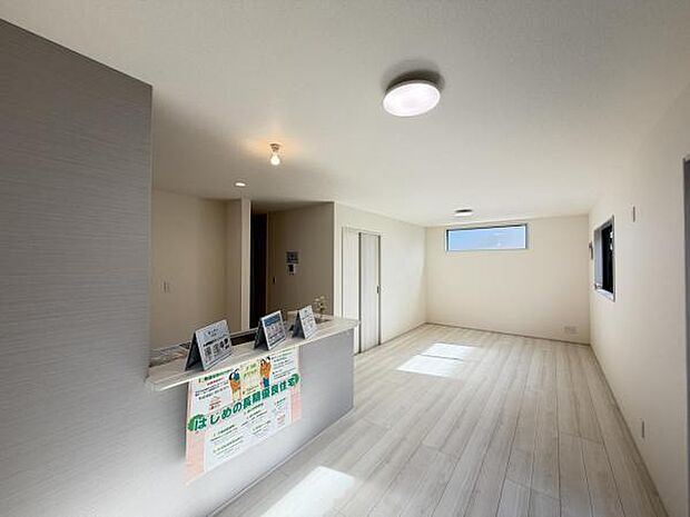 お食事中もキッチンと会話が楽しめるダイニングスペース。