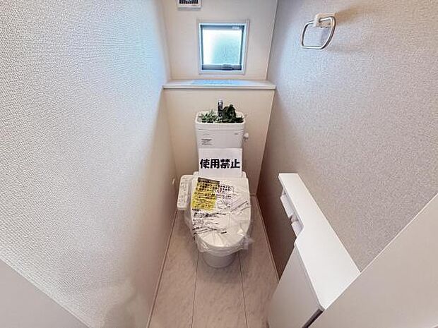 シャワー洗浄機能付のトイレは、清潔感が印象的な空間ですね。