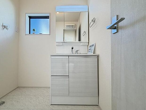 洗面化粧台です。朝の身支度から1日が始まります。