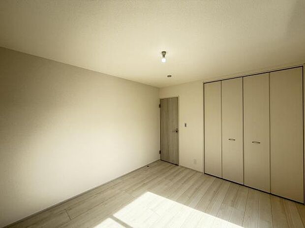 いつでもお部屋をスッキリお使い頂ける収納スペースを設置。