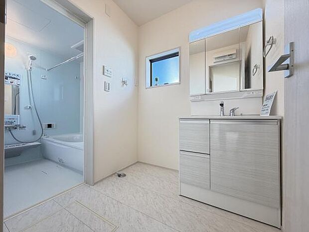 脱衣所は小さなお子様がいるご家庭にも重宝されます。