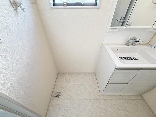 独立洗面台の横にはランドリースペースがございます。