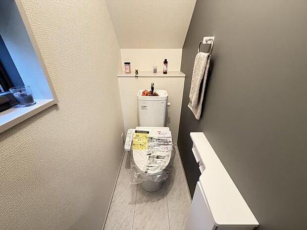 シャワー洗浄機能付のトイレは、清潔感が印象的な空間ですね。