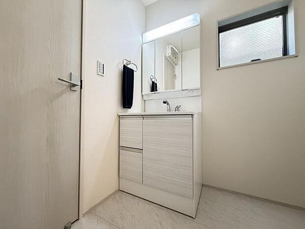 洗面化粧台です。朝の身支度から1日が始まります。