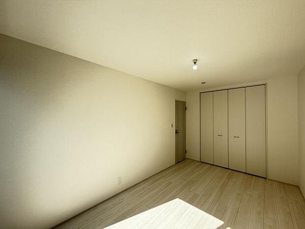 いつでもお部屋をスッキリお使い頂ける収納スペースを設置。