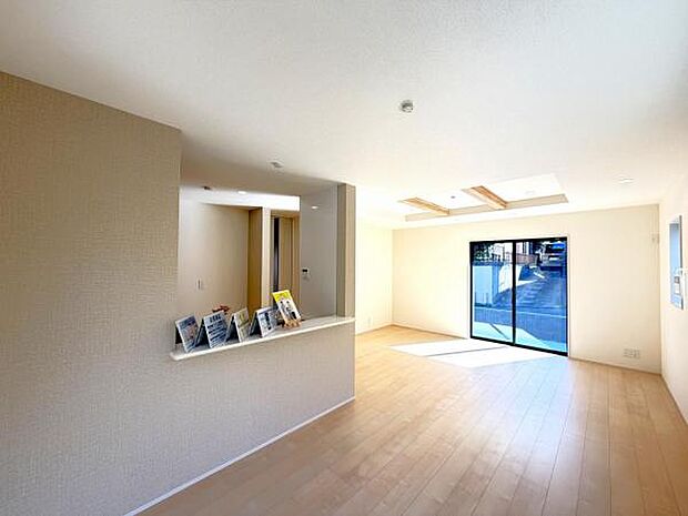 お食事中もキッチンと会話が楽しめるダイニングスペース。