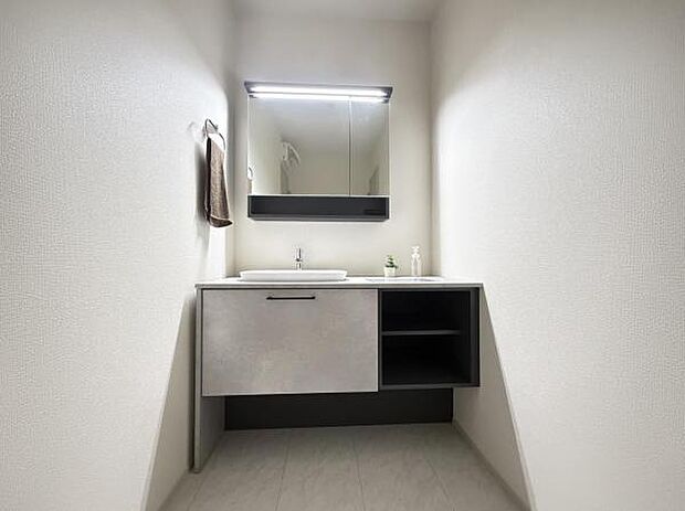 洗面化粧台です。朝の身支度から1日が始まります。