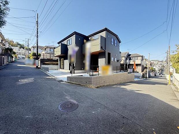 前面道路を含めた現地写真です。角地で開放感がございますね。