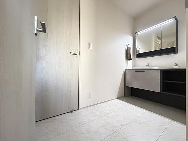 脱衣所は小さなお子様がいるご家庭にも重宝されます。