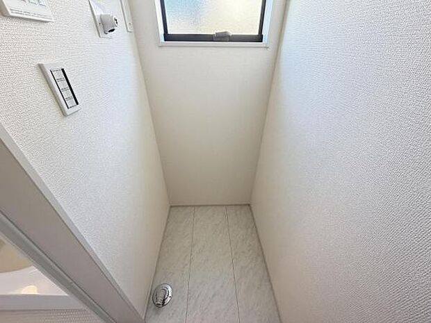 ランドリースペースです。身支度を整えながら洗濯機の操作を行えます。