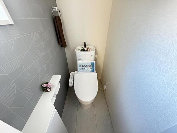 シャワー洗浄機能付のトイレは、清潔感が印象的な空間ですね。