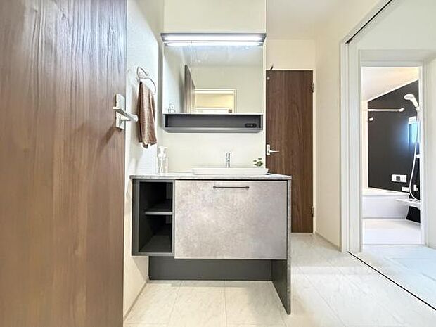 洗面化粧台です。朝の身支度から1日が始まります。