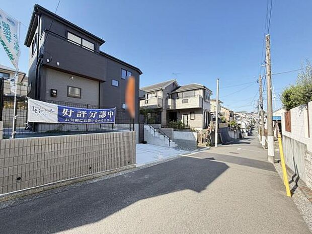 前面道路を含めた現地写真です。