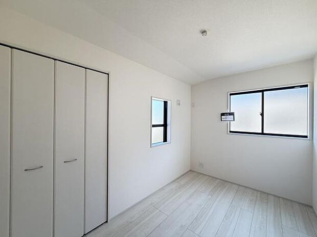 5帖の洋室はゲストルームとしてもお使い頂けますね。