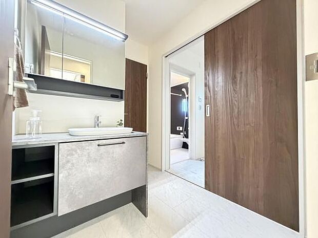 脱衣所は小さなお子様がいるご家庭にも重宝されます。