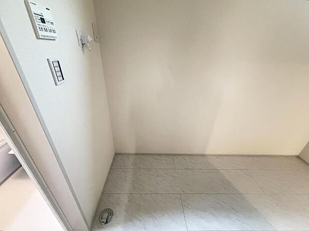 横幅もあり作業しやすいランドリースペース。