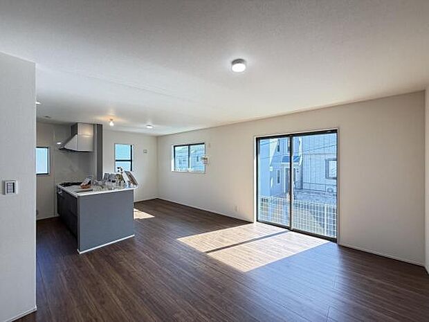 リビングダイニングになります。ご家族そろっての素敵な空間になりそうですね。