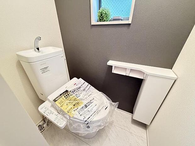 シャワー洗浄機能付のトイレは、清潔感が印象的な空間ですね。