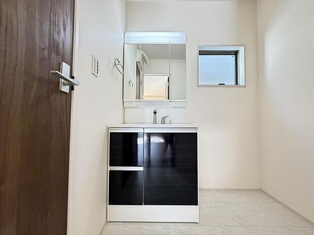 洗面化粧台です。朝の身支度から1日が始まります。