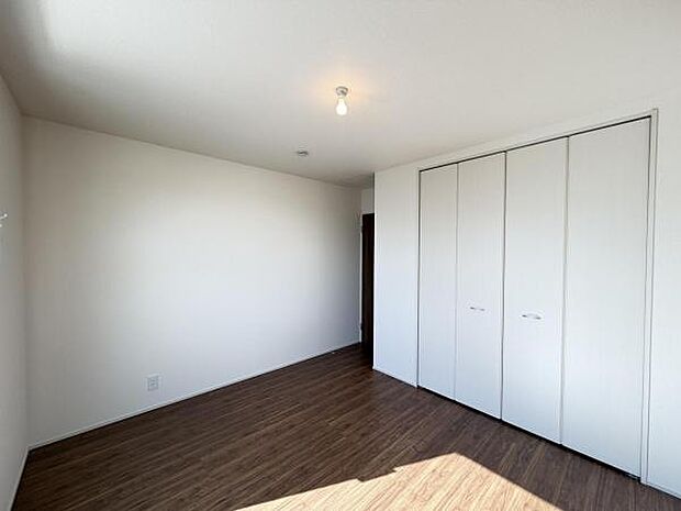 いつでもお部屋をスッキリお使い頂ける収納スペースを設置。