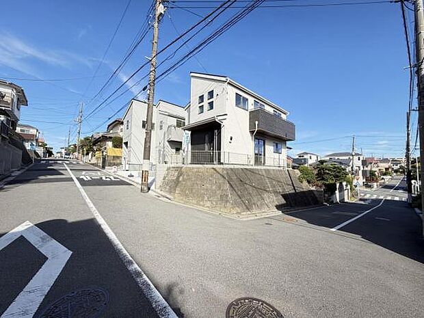 前面道路を含めた現地写真です。