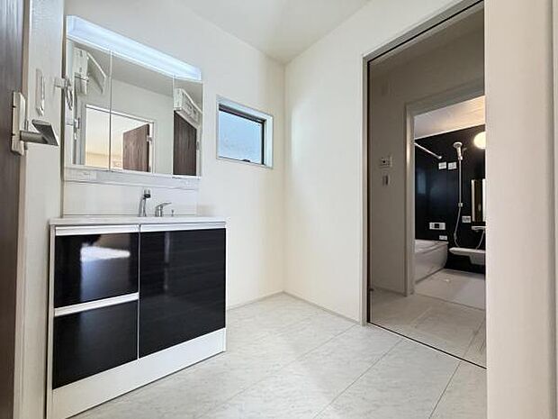 脱衣所は小さなお子様がいるご家庭にも重宝されます。