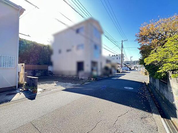 前面道路を含めた現地写真です。周辺環境と併せぜひ現地をご覧ください。