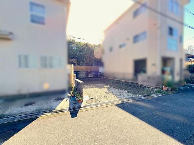 木造在来工法3階建て、間取りはファミリー向けの4LDKございます。