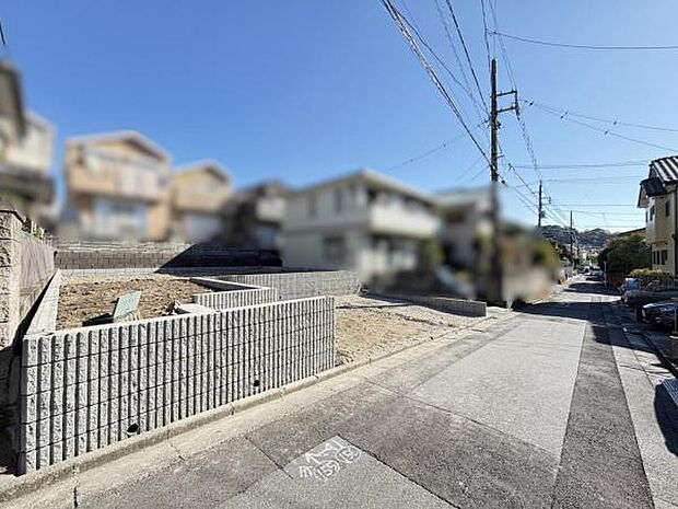 前面道路を含めた現地写真です。