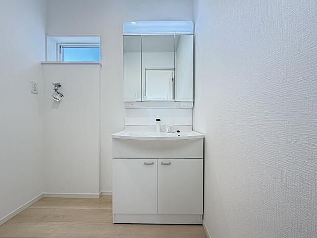 洗面化粧台です。朝の身支度から1日が始まります。