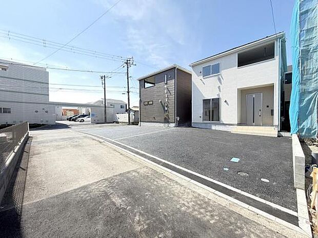 前面道路を含めた現地写真です。