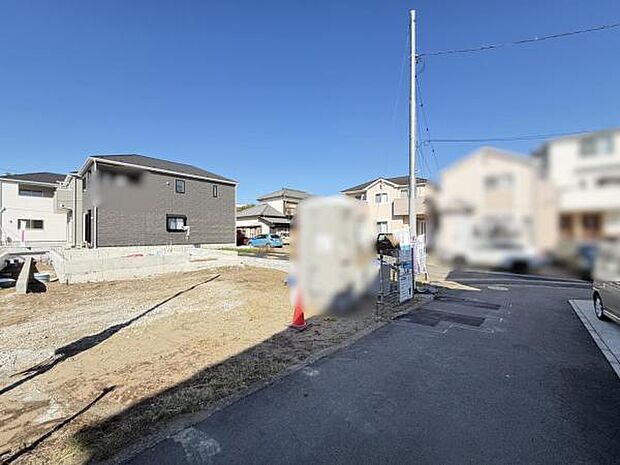 前面道路を含めた現地写真です。