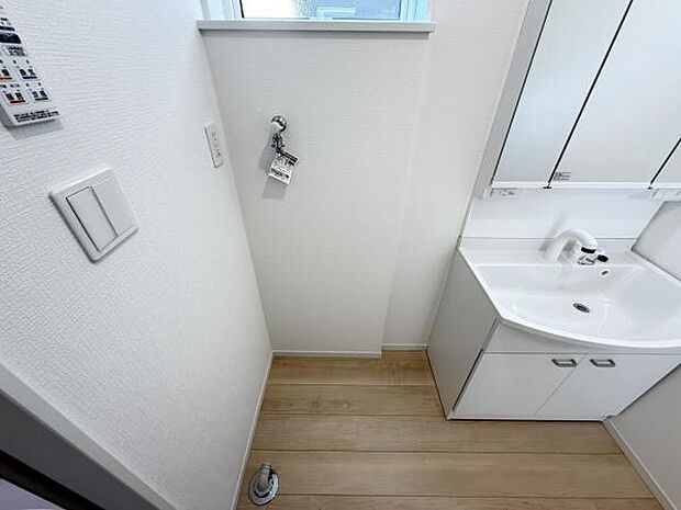 独立洗面台の横にはランドリースペースがございます。