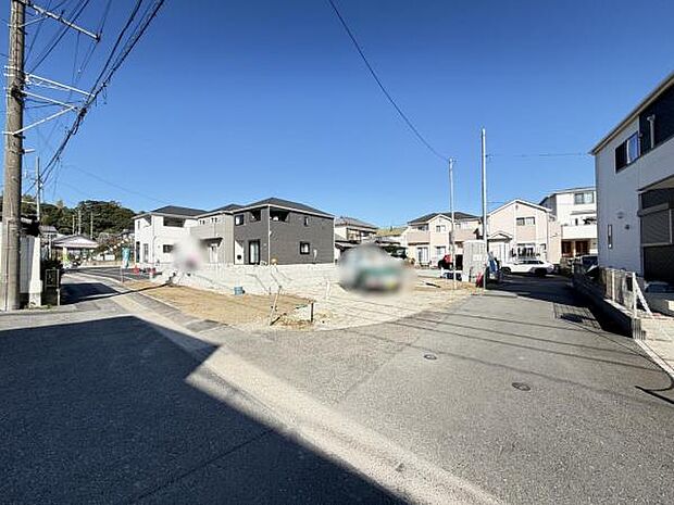 前面道路を含めた現地写真です。