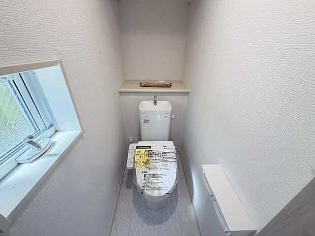 シャワー洗浄機能付のトイレは、清潔感が印象的な空間ですね。