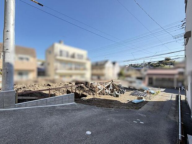 前面道路を含めた現地写真です。