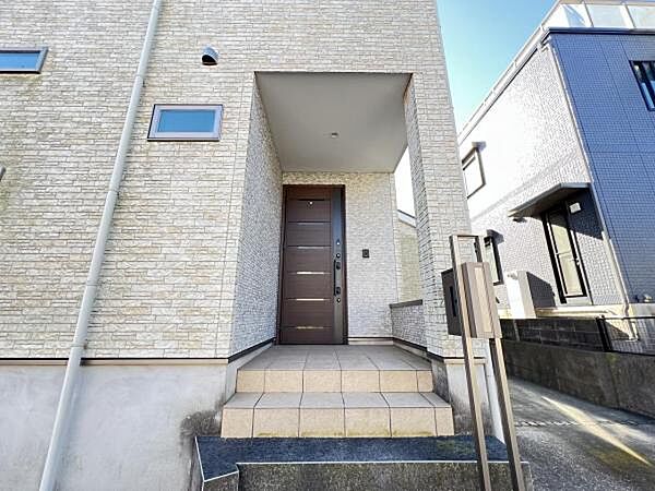 雨天時の荷物搬入に便利な玄関ポーチ付きです。