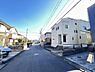 外観：前面道路を含めた現地写真です。
