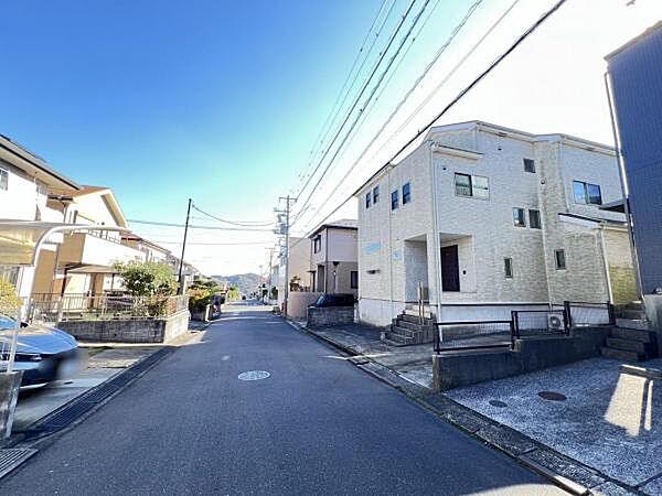 前面道路を含めた現地写真です。