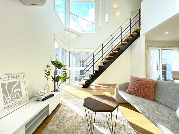 家族団らんの場所としてゆったりと居心地の良いリビングです。