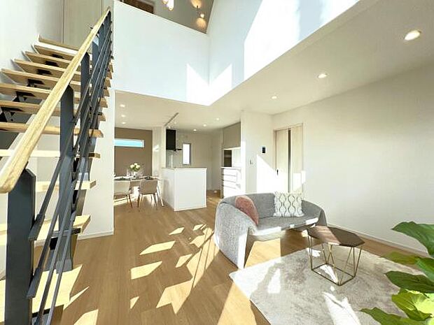 お食事中もキッチンと会話が楽しめるダイニングスペース。