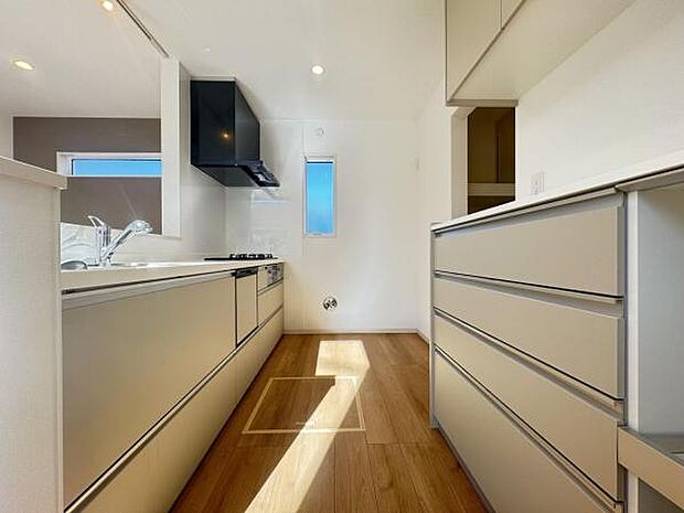 作業スペースが広く家事動線をゆったりと確保できるキッチンです。