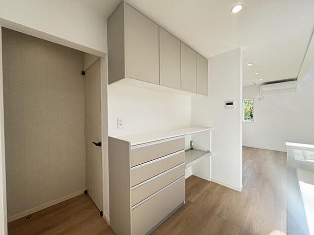 キッチン背面には造り付けのカップボードがございます。